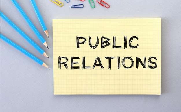 노트북의 PUBLIC RELATIONS 텍스트