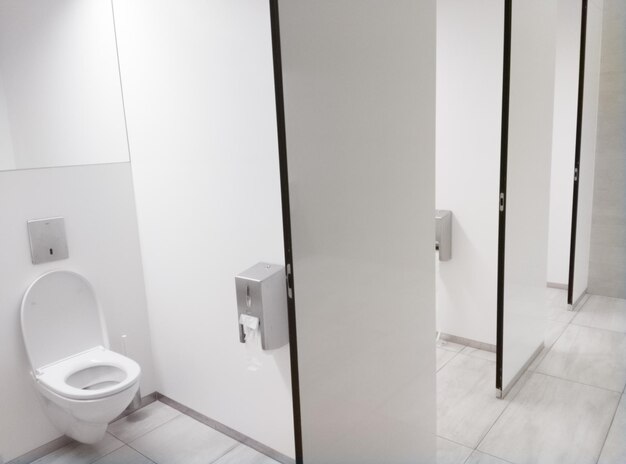 Photo public restroom with white toilet seats