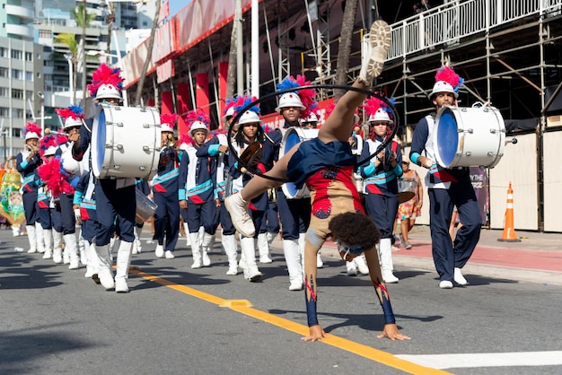 写真 サルバドール・バヒア市のfuzue precarnivalパレードで公立学校の生徒が楽器を演奏し踊りながらパレードをしています