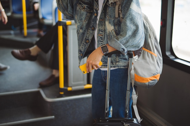 Trasporto pubblico. persone nell'autobus. uomo asiatico seduto all'interno dell'autobus cittadino.