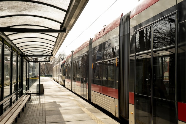 Foto scena di trasporto pubblico a danzica fermata di trasporto vuota nessun popolo il tram arriva alla fermata del tram trasporti traffico cittadino