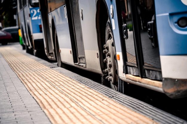 Foto trasporto pubblico con rampa accessibile alle persone con disabilità fisica