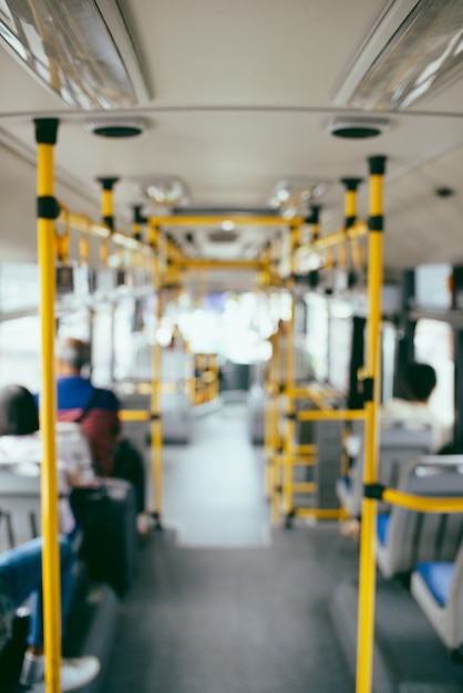 Foto trasporto pubblico. immagine sfocata dell'interno del moderno autobus urbano