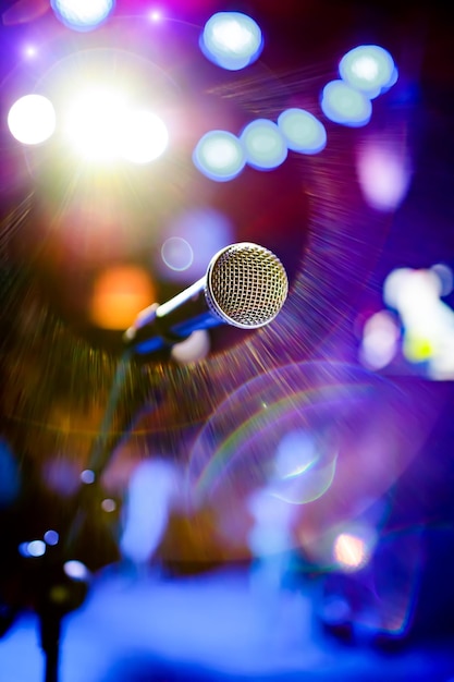 Publieke uitvoering op het podium Microfoon op het podium tegen een achtergrond van auditorium. Ondiepe scherptediepte. Publiek optreden op het podium.