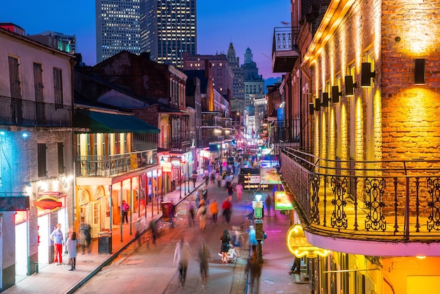 Pubs en bars met neonverlichting in de Franse wijk New Orleans USA