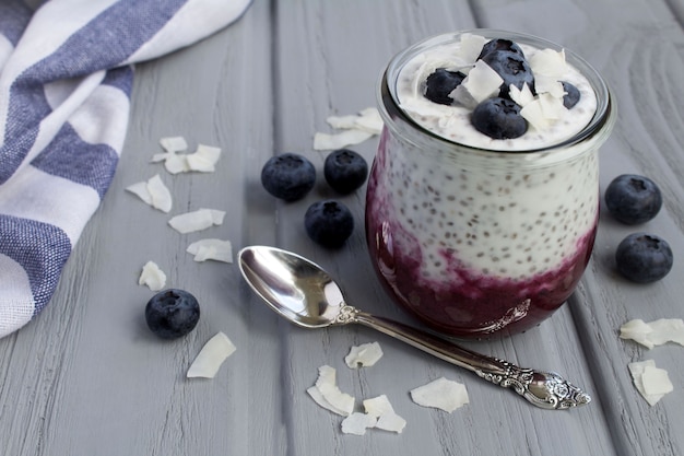 Pudding met chia, bosbessen en kokoschips