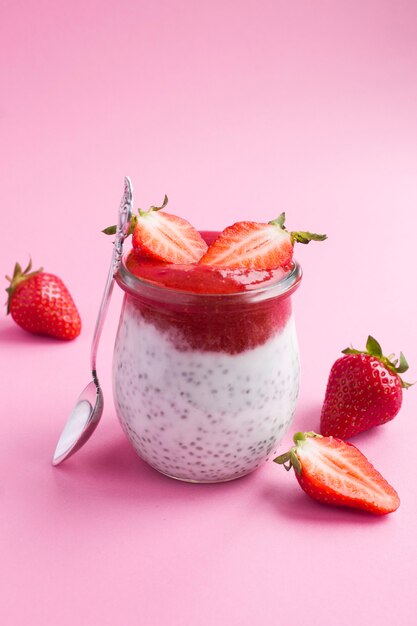 Pudding met chia en aardbei in glazen pot