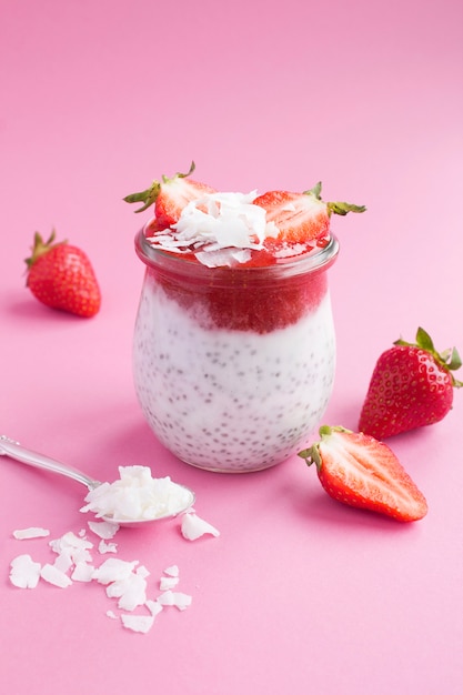 Pudding met chia en aardbei in glazen pot