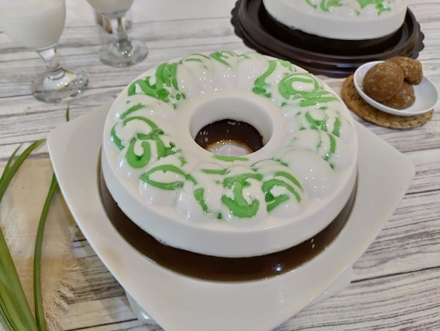 Pudding met groene thee op witte schotel