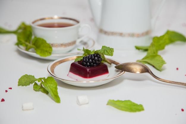 Pudding with blackberries and mint