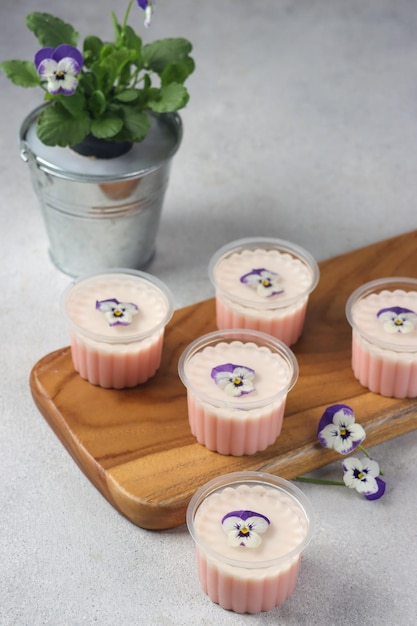 Puding bunga gelas Eetbare bloempudding beker