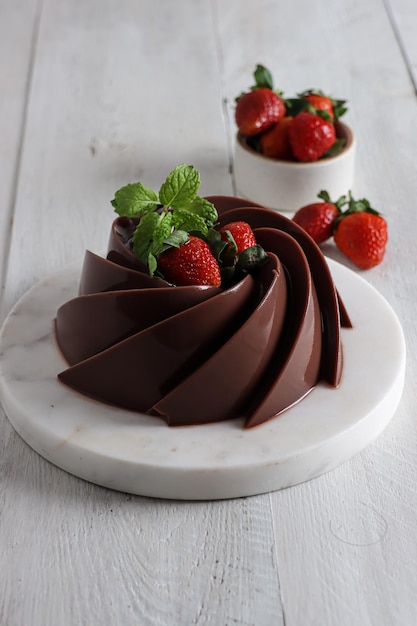 Puding Coklat Chocoladepuddingen zijn een klasse desserts die worden gegarneerd met aardbei