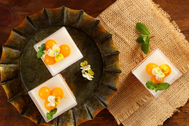 Puding mangga of zelfgemaakte verse mango gelei en kokos pudding versierd met munt en altvioolbloem