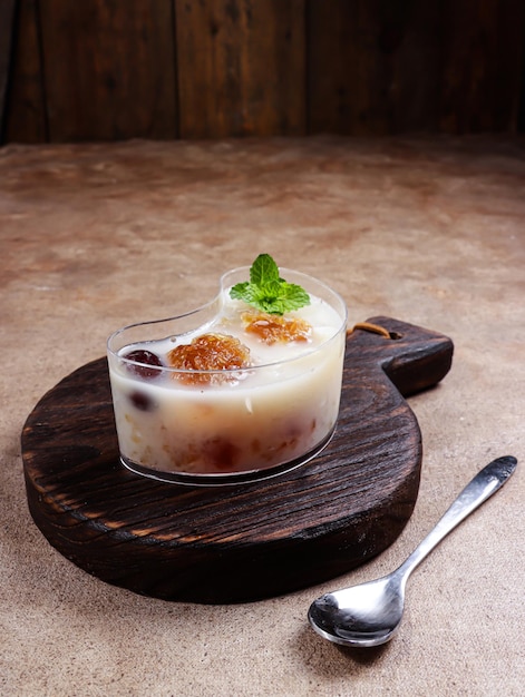 Puding Peach Gum of perzikgom collageen dessertpudding is een traditionele Chinese verfrissingsdrank