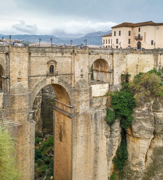 Photo puente nuevo is bridge that span the 120-metre deep chasm that divides the city of ronda spain