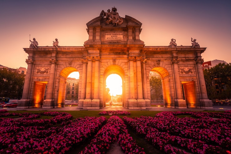 Foto "puerta de alcala" / alcala-poort in het centrum van madrid, spanje.