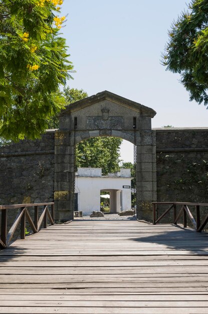 Foto puerta de la ciudadela porta della cittadella di colonia del sacramento in uruguay un importante luogo turistico