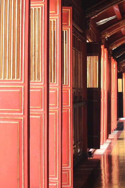 Puertas rojas templo oriental en vietnam