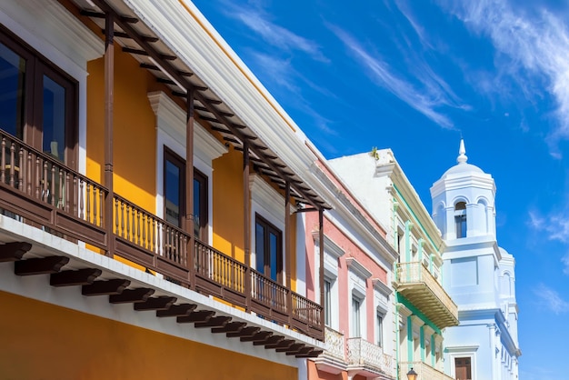 プエルトリコの歴史的な市内中心部にあるカラフルな植民地時代の建築