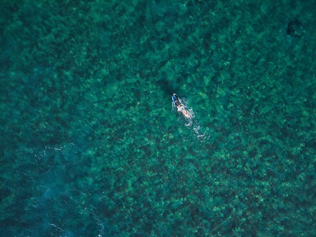 アグアディラ サーファー ビーチからのプエルトリコのディープ ブルーの海の波