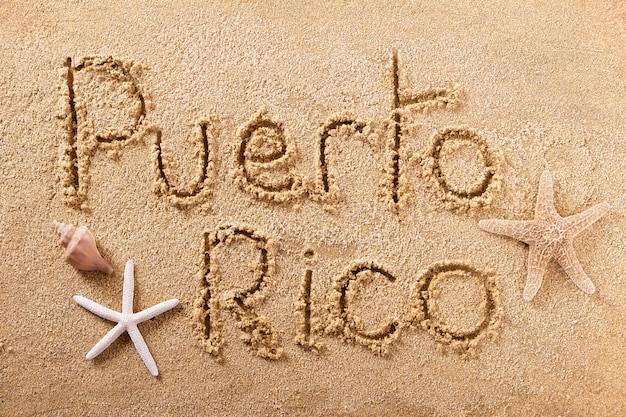 Messaggio scritto a mano della sabbia della spiaggia del porto rico