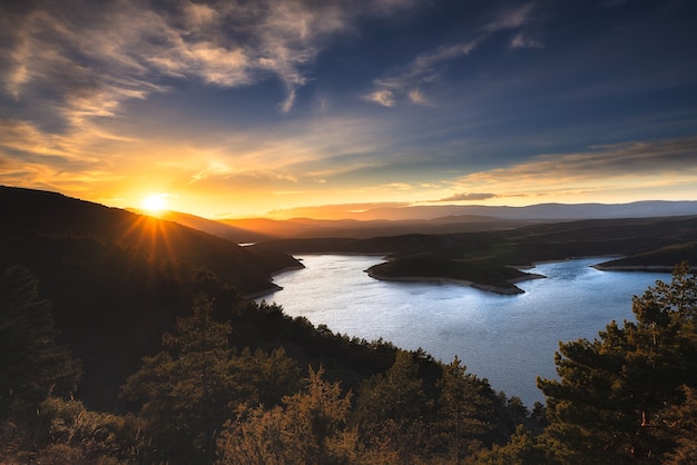 写真 puesta de sol en el embalse del atazar