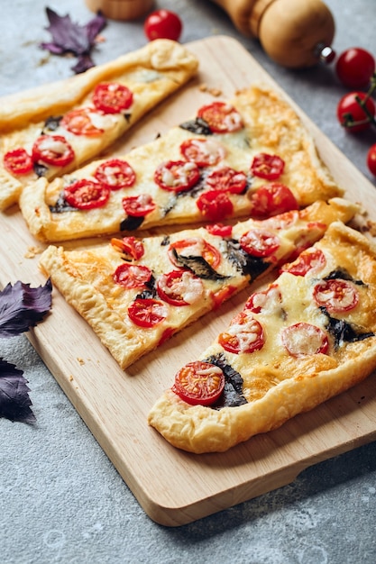 Crostata di pasta sfoglia con mozzarella di pomodorini e basilico viola