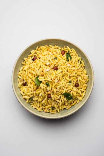 Puffed Rice Chivda is een hartig en pittig bhel-item gemaakt met murmura, Indiaas eten