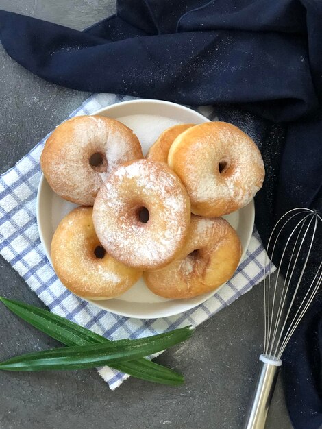 Foto donut gonfiato con glassa di zucchero