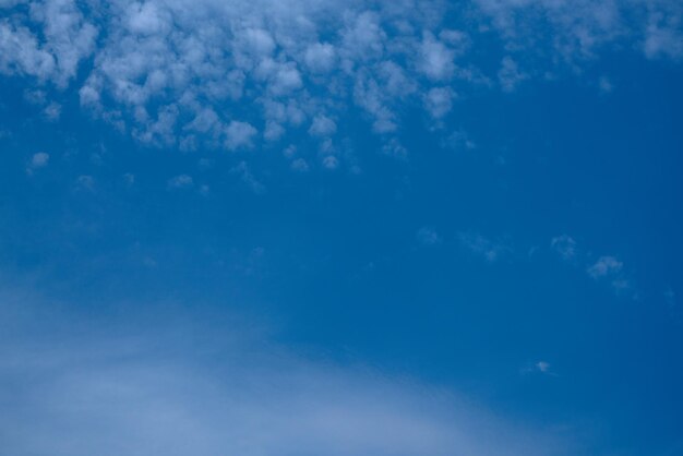 Photo puffy white clouds in a blue sky.