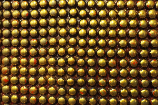 Puistjes of spikes gemaakt van zwart en goud metaal Metalen grote afgeronde uitstulpingen zijn geometrisch gelegen Ongebruikelijke industriële abstracte maliënkolder achtergrond