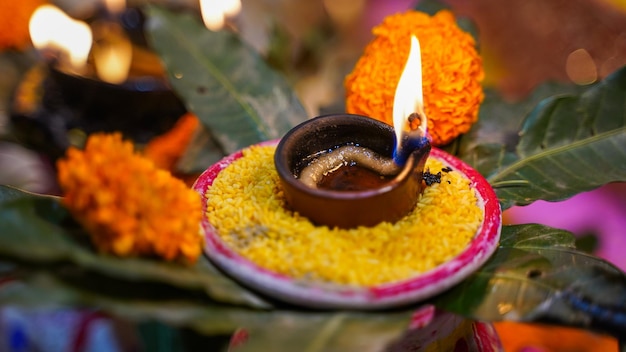 Foto puja-lamp op traditionele mangobladeren met bloemen, ook bekend als kalash hindu-festival