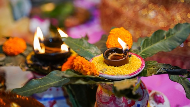 Foto lampada puja su foglie di mango tradizionali con fiori, conosciuta anche come festival indù kalash