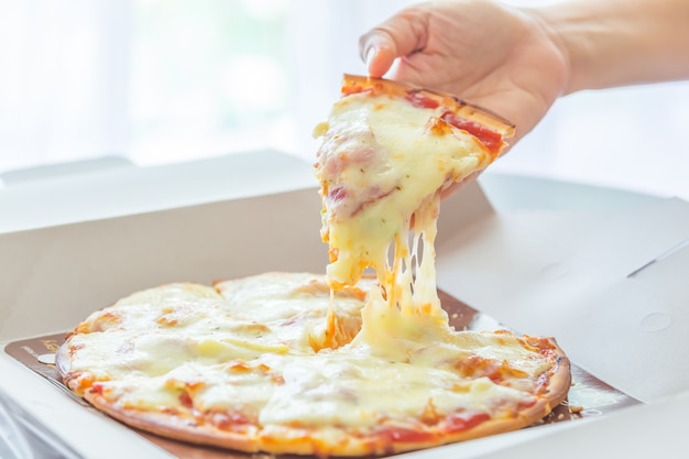 Foto tirare la pizza con la mano.