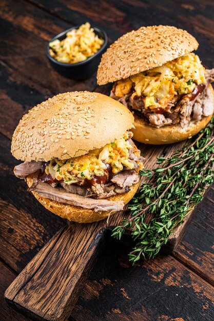 Pulled pork burger met bbq-saus en koolsla. Donker hout