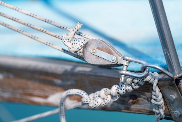 写真 古典的な帆船のロープが付いている滑車