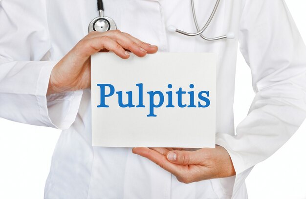 의사의 손에 Pulpitis 카드