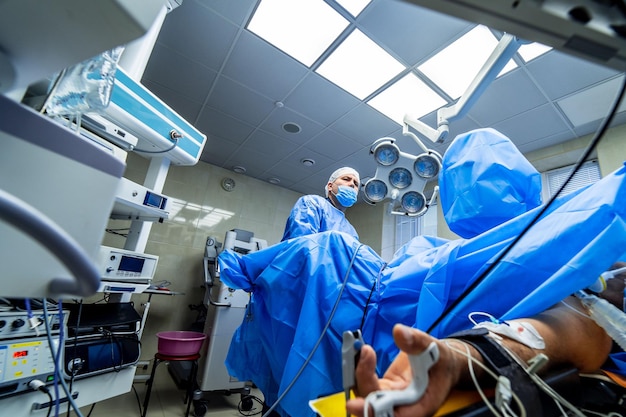 Foto pulsossimetro sul dito del paziente durante l'operazione chirurgica paziente maschio sdraiato sul letto d'ospedale medicina chirurgia rianimazione concetto di emergenza clinica moderna primo piano