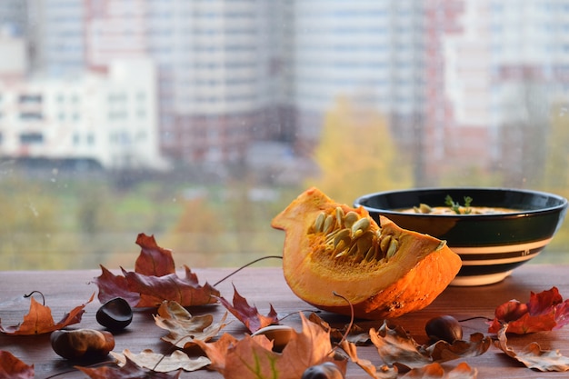 Photo pumkin soup autumn food maple leaves fall windowsill still life