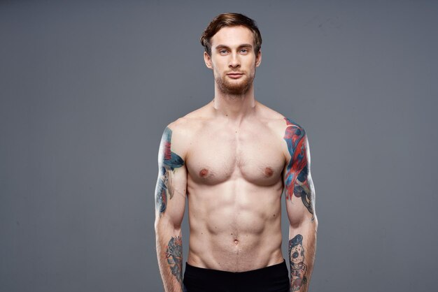 写真 裸の体をタトゥーした男性 高品質な写真