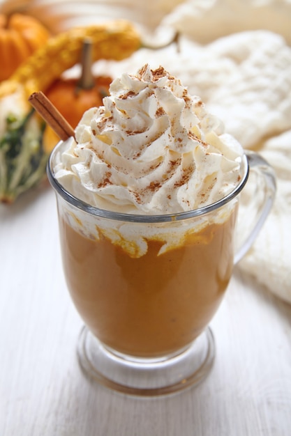 Foto latte di zucca con panna montata e spezie