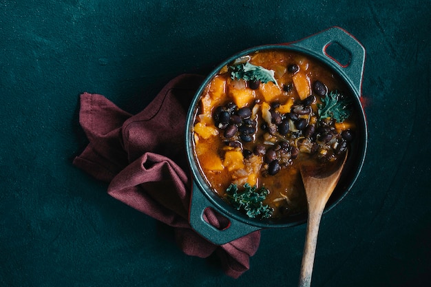 Foto peperoncino di zucca e fagioli neri