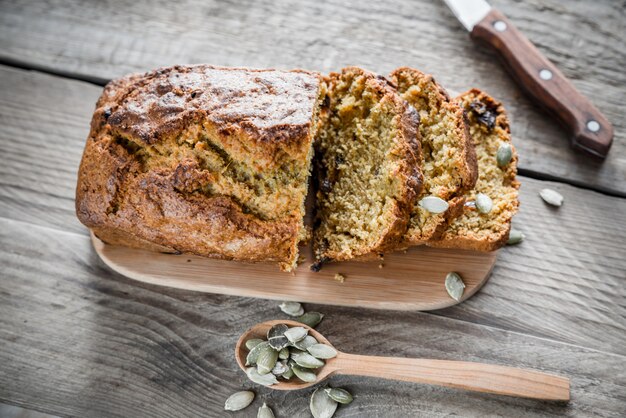 Pane di zucca sul bordo di legno