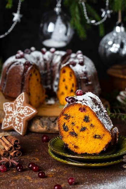 Ciambellone alla zucca con glassa al cioccolato su fondo rustico