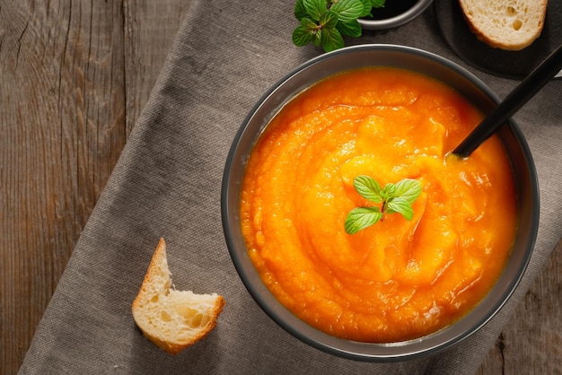 Purea di zucca e carote zuppa di zucca vista dall'alto spazio copia