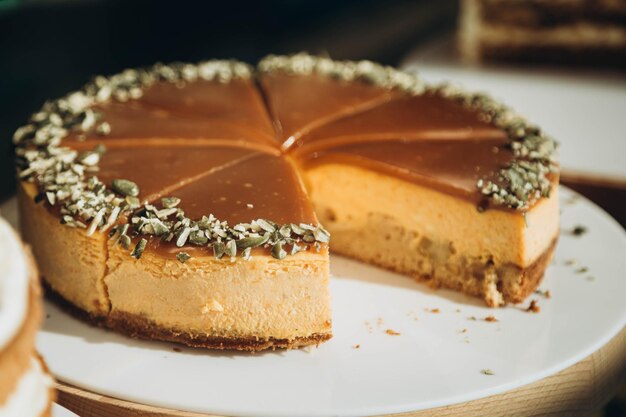 Pumpkin cheesecake met herfst specerijen bekroond met pompoen zaden close-up