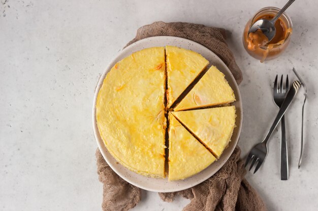 Pumpkin cheesecake with caramel sauce