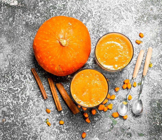 Photo pumpkin cinnamon smoothie. on rustic background