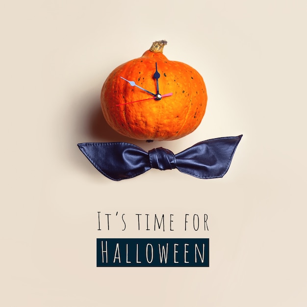 Pumpkin clock shows the time before Halloween