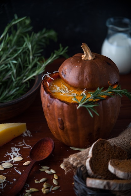 Zuppa di crema di zucca stile rustico su sfondo scuro